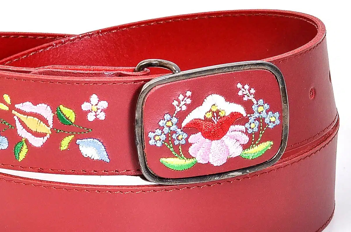 Kalocsai mintás női bőröv - Piros – valódi bőröv, elegáns viselethez és esküvőre is ajánlott